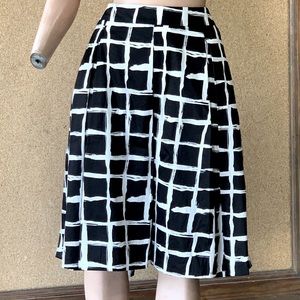 Size 8 Black and Off-white Ann Taylor Factory skirt